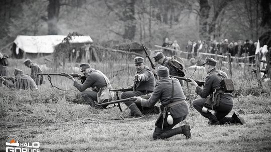 Dym, ogień, wystrzały i samoloty nad Sękową