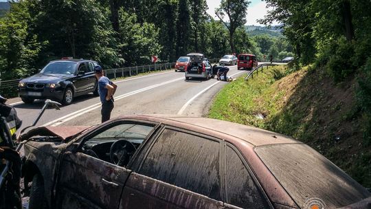 Wypadek w Szymbarku, kierowca poważnie ranny (aktualizacja)