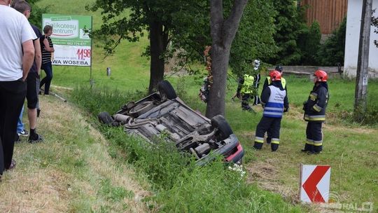 Peugeot na dachu w Rożnowicach (AKTUALIZACJA)