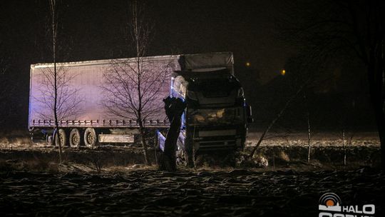 Poważny wypadek na feralnym zakręcie w Łużnej (aktualizacja)