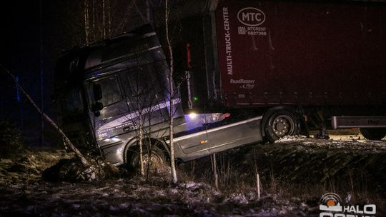 Poważny wypadek na feralnym zakręcie w Łużnej (aktualizacja)