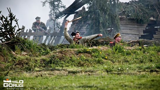 Dym, ogień, wystrzały i samoloty nad Sękową