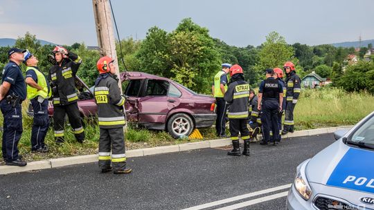 BMW uderzyło w słup