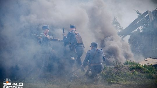 Dym, ogień, wystrzały i samoloty nad Sękową