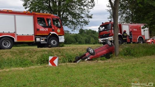 Peugeot na dachu w Rożnowicach (AKTUALIZACJA)