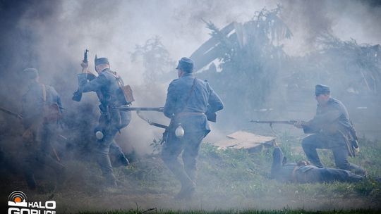 Dym, ogień, wystrzały i samoloty nad Sękową