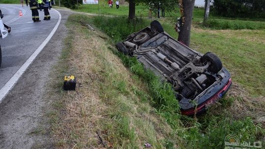 Peugeot na dachu w Rożnowicach (AKTUALIZACJA)