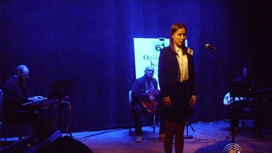 Recytatorzy na scenie Gorlickiego Centrum Kultury