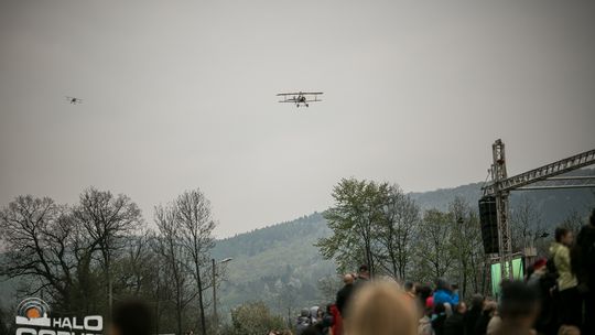 Dym, ogień, wystrzały i samoloty nad Sękową