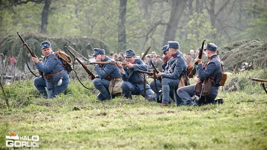 Dym, ogień, wystrzały i samoloty nad Sękową