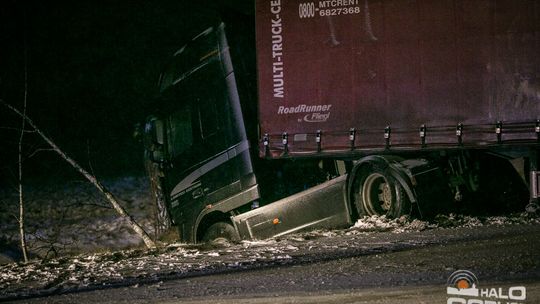 Poważny wypadek na feralnym zakręcie w Łużnej (aktualizacja)