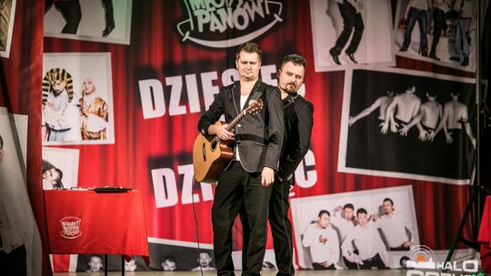 Skecze, gagi i mnóstwo humoru. Kabaret Młodych Panów wystąpił w Bieczu