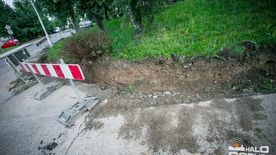 Nową drogą wygodniej do szkoły ale kłopoty z parkowaniem pozostały