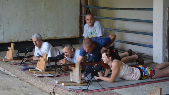 Kobieta ze strzeleckim Pucharem Burmistrza Miasta Gorlice