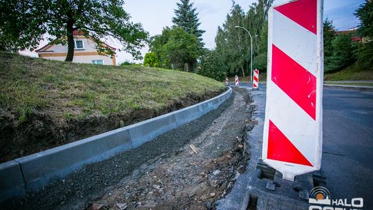 Nową drogą wygodniej do szkoły ale kłopoty z parkowaniem pozostały