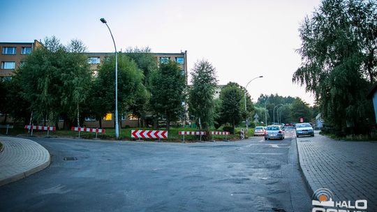 Nową drogą wygodniej do szkoły ale kłopoty z parkowaniem pozostały