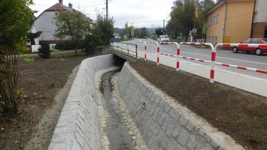 Usuwanie szkód powodziowych na potoku w Bieczu