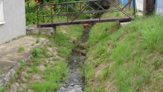 Usuwanie szkód powodziowych na potoku w Bieczu