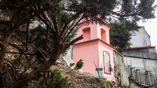 Kapliczka w kolorze a`la pink
