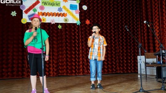 Śpiewająca młodzież w Kobylance