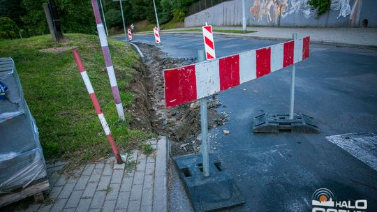 Nową drogą wygodniej do szkoły ale kłopoty z parkowaniem pozostały