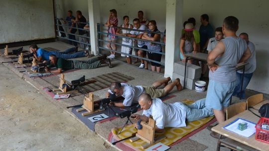 Kobieta ze strzeleckim Pucharem Burmistrza Miasta Gorlice