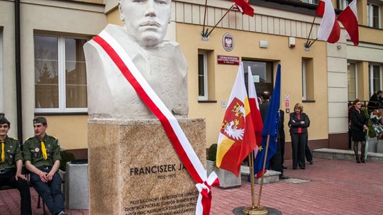 2015/04.24-pomnik-janik