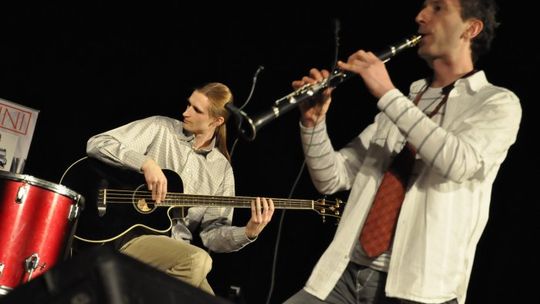 2011/2011-acoustic-acrobats