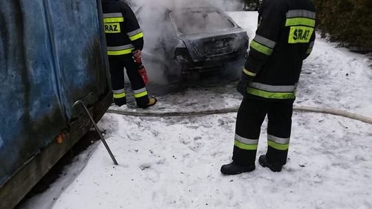 Strażacy obronili budynek mieszkalny. Samochód był nie do uratowania. [ZDJĘCIA]