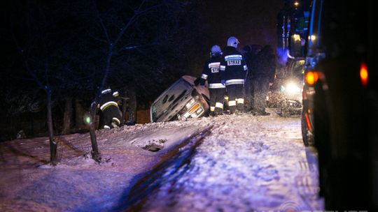 Dominikowice. Samochód wpadł do rowu. Jedna osoba poszkodowana. [ZDJĘCIA]