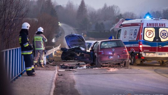 Ropa. Zderzenie dwóch osobówek, jedna osoba zakleszczona. [ZDJĘCIA] AKTUALIZACJA