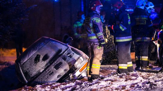 Dominikowice. Samochód wpadł do rowu. Jedna osoba poszkodowana. [ZDJĘCIA]