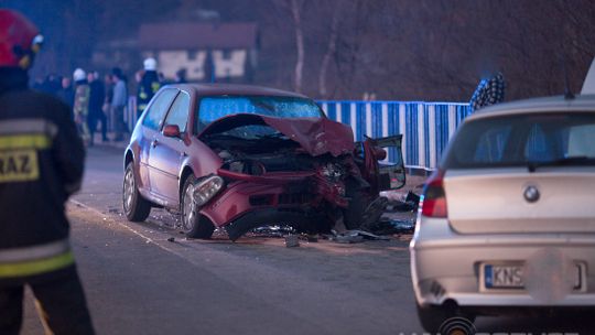 Ropa. Zderzenie dwóch osobówek, jedna osoba zakleszczona. [ZDJĘCIA] AKTUALIZACJA