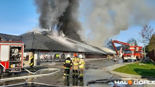 Gorlice. Pożar sklepu Neonet na Jarmarku Pogórzańskim (22 kwietnia 2023)