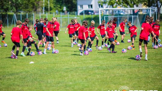 Trening młodych piłkarzy podczas zgrupowania sportowego w Gorlicach (20 lipca 2023)