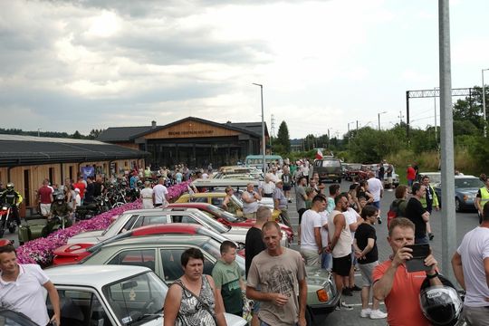 samochody i motocykle i ich kierowcy biorący udział w zlocie samochodowym