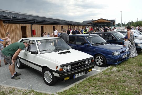 samochody i motocykle i ich kierowcy biorący udział w zlocie samochodowym