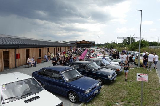 samochody i motocykle i ich kierowcy biorący udział w zlocie samochodowym