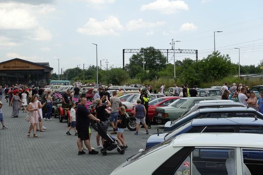 samochody i motocykle i ich kierowcy biorący udział w zlocie samochodowym