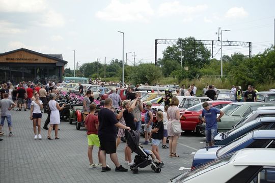 samochody i motocykle i ich kierowcy biorący udział w zlocie samochodowym