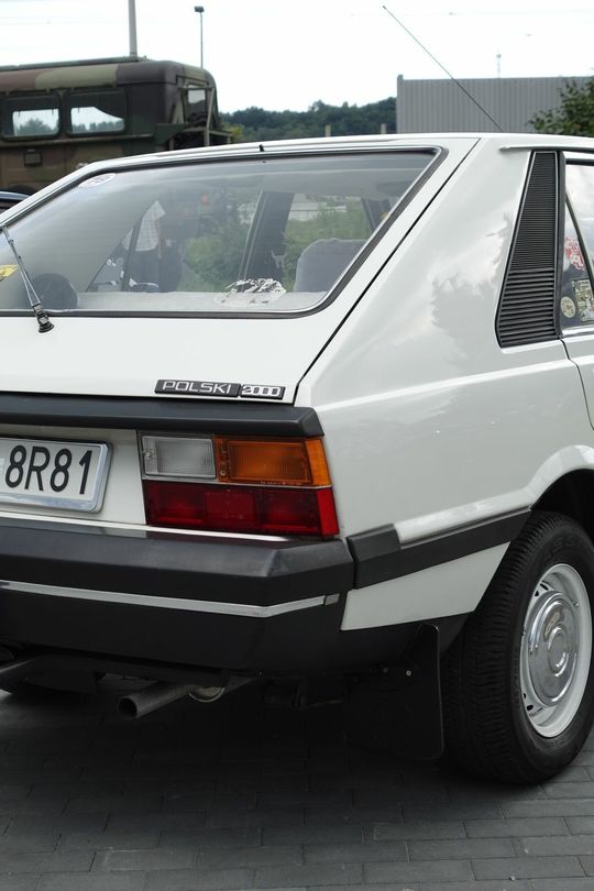 samochody i motocykle i ich kierowcy biorący udział w zlocie samochodowym