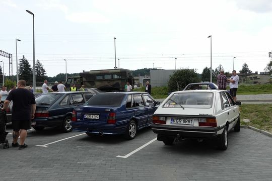 samochody i motocykle i ich kierowcy biorący udział w zlocie samochodowym