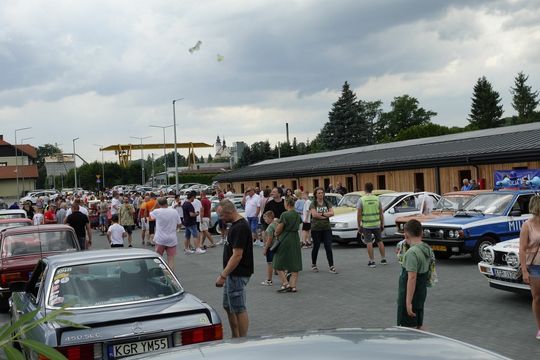 samochody i motocykle i ich kierowcy biorący udział w zlocie samochodowym