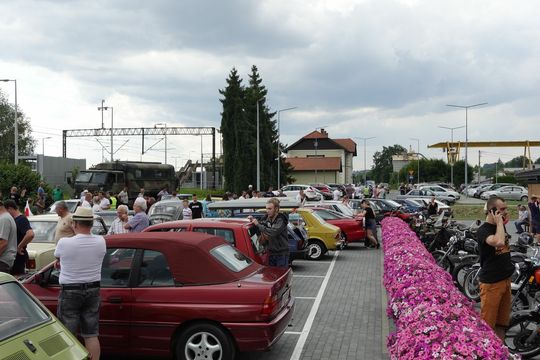 samochody i motocykle i ich kierowcy biorący udział w zlocie samochodowym