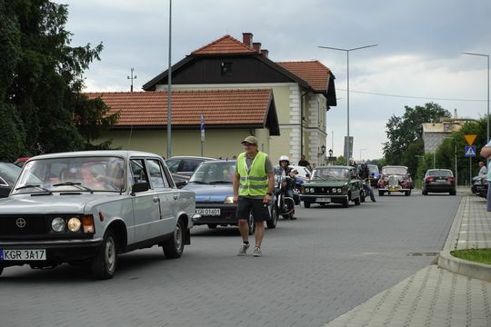 samochody i motocykle i ich kierowcy biorący udział w zlocie samochodowym