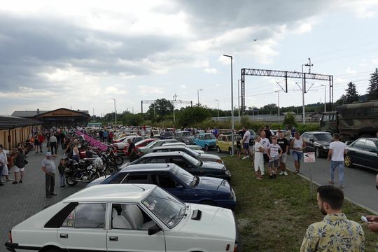 samochody i motocykle i ich kierowcy biorący udział w zlocie samochodowym