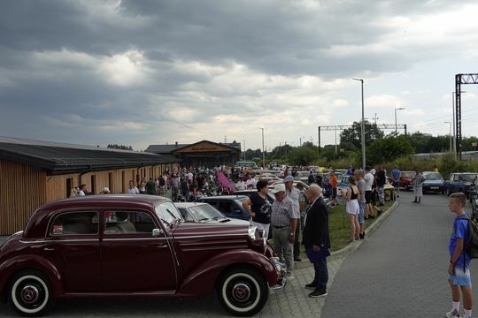 samochody i motocykle i ich kierowcy biorący udział w zlocie samochodowym