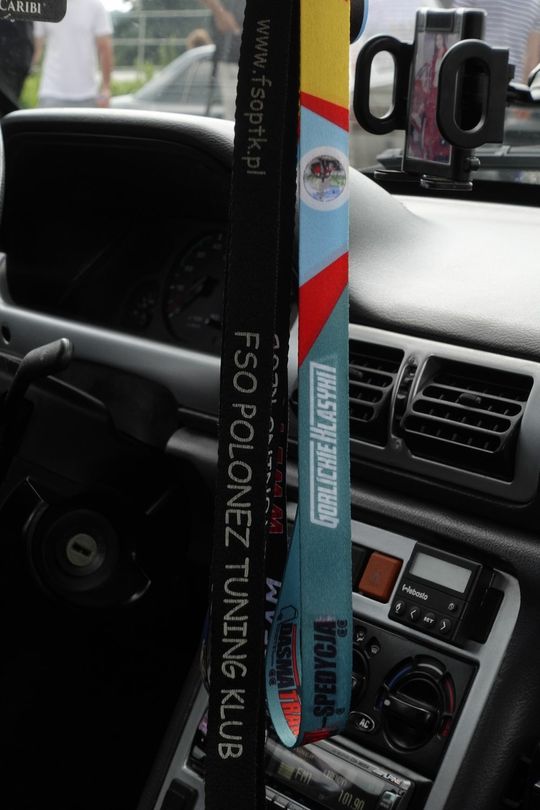 samochody i motocykle i ich kierowcy biorący udział w zlocie samochodowym