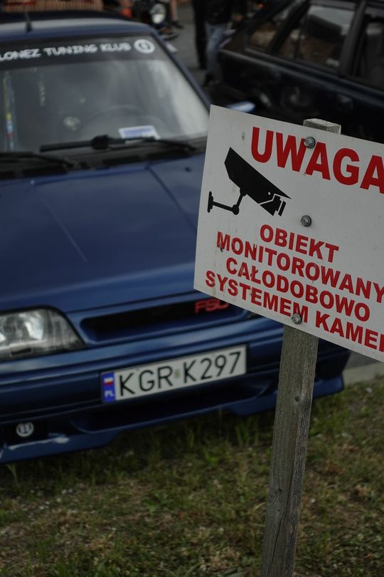 samochody i motocykle i ich kierowcy biorący udział w zlocie samochodowym