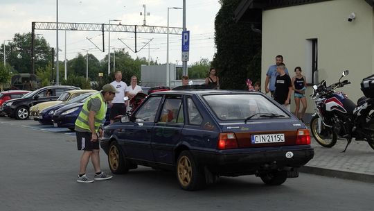 samochody i motocykle i ich kierowcy biorący udział w zlocie samochodowym